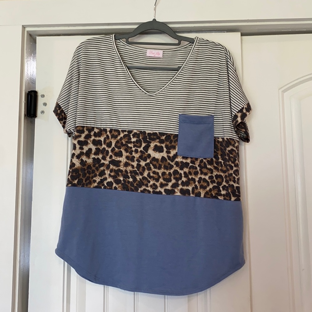 Pink Lily blue/leopard print shirt. Size medium